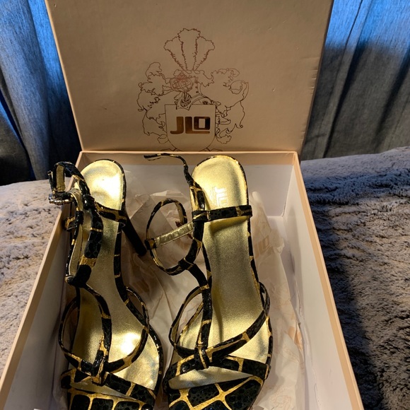 NIB JLo animal print heels. Size 8 - Picture 2 of 4